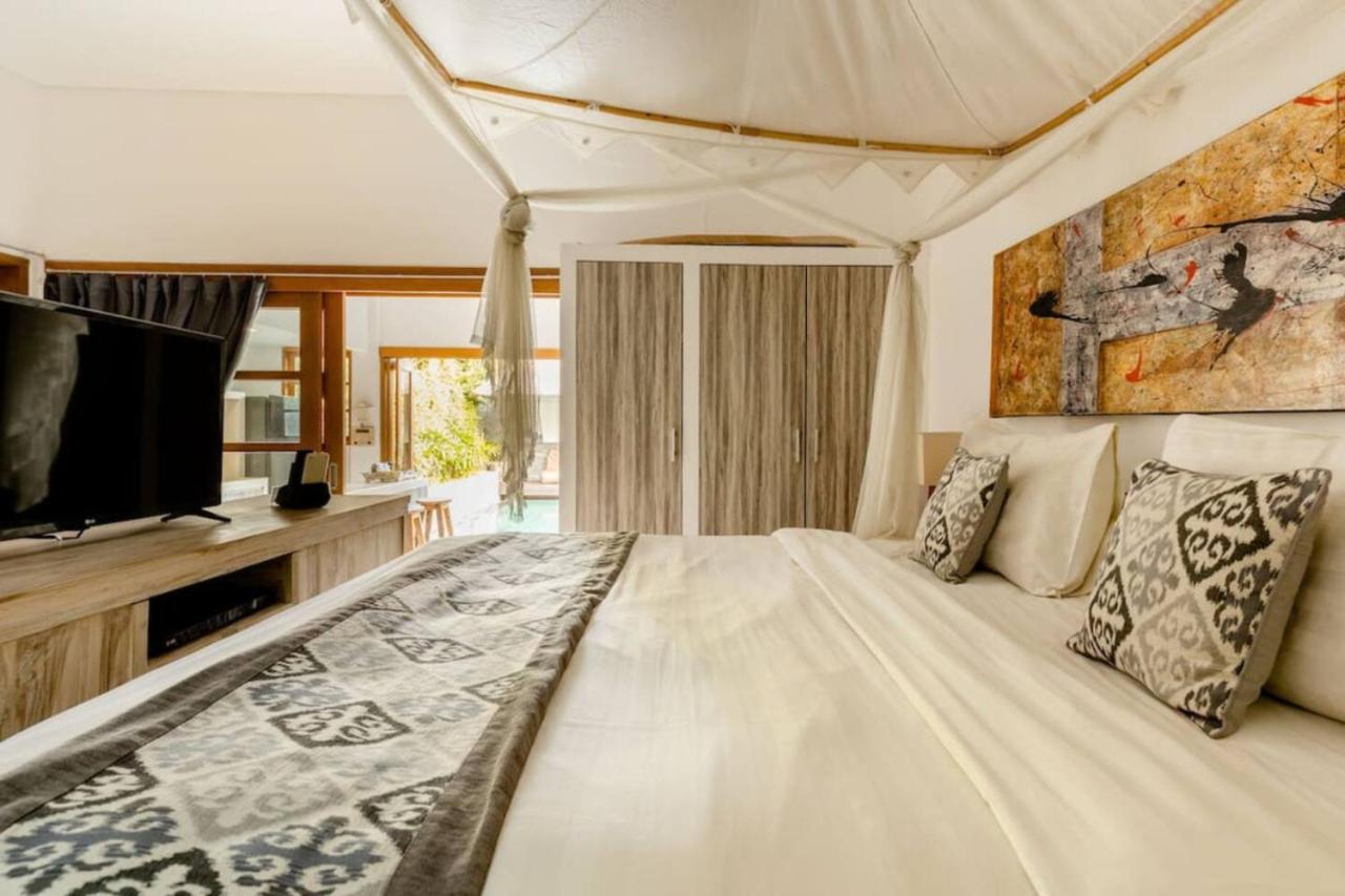 Luxurious and Cozy King Beds, Pool, closed living room - 2