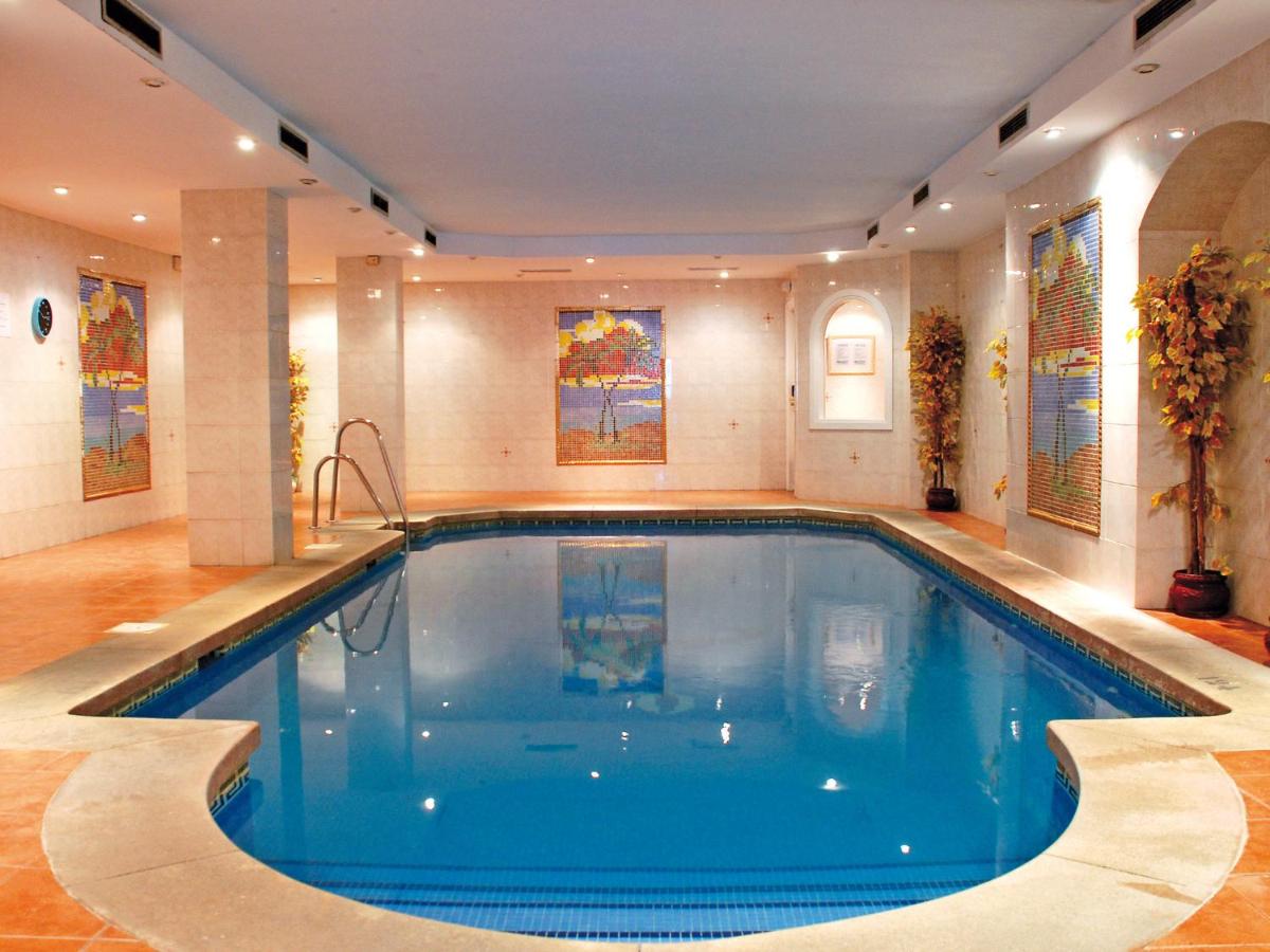 Heated swimming pool: Apartamentos Coronado