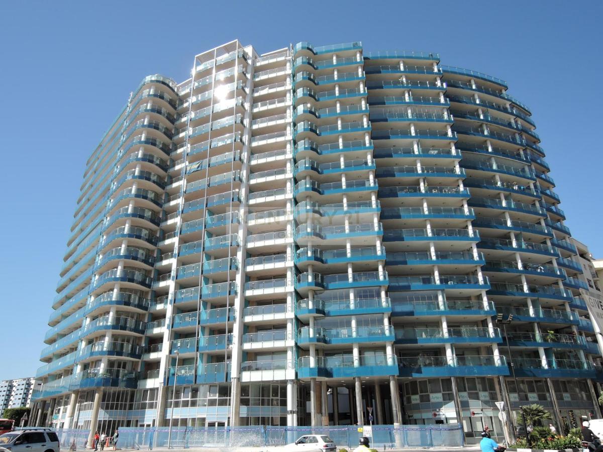 2BR Modern Ocean Village with pools and Amazing Views