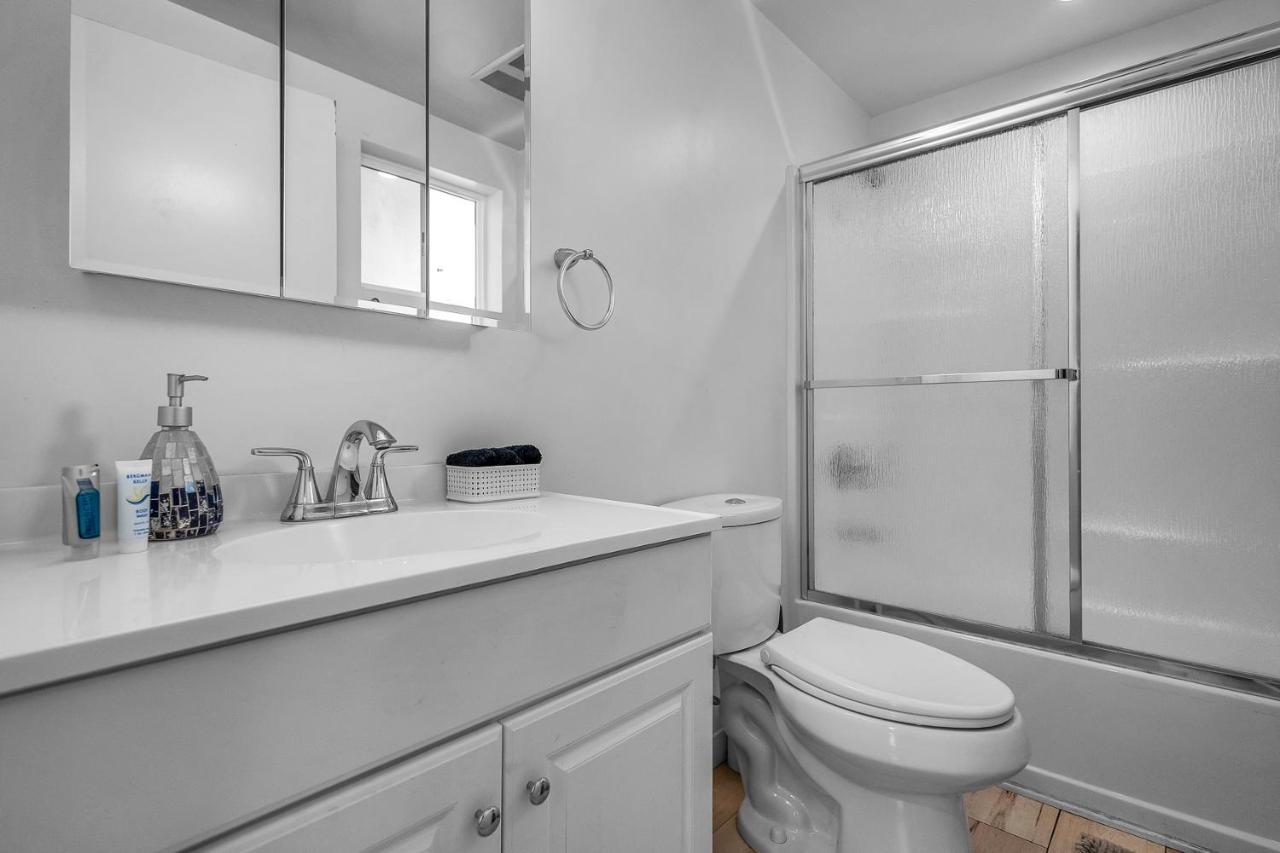 Modern 1-Bedroom Loft in Hollywood with Parking, WiFi & Hollywood Sign View - 3