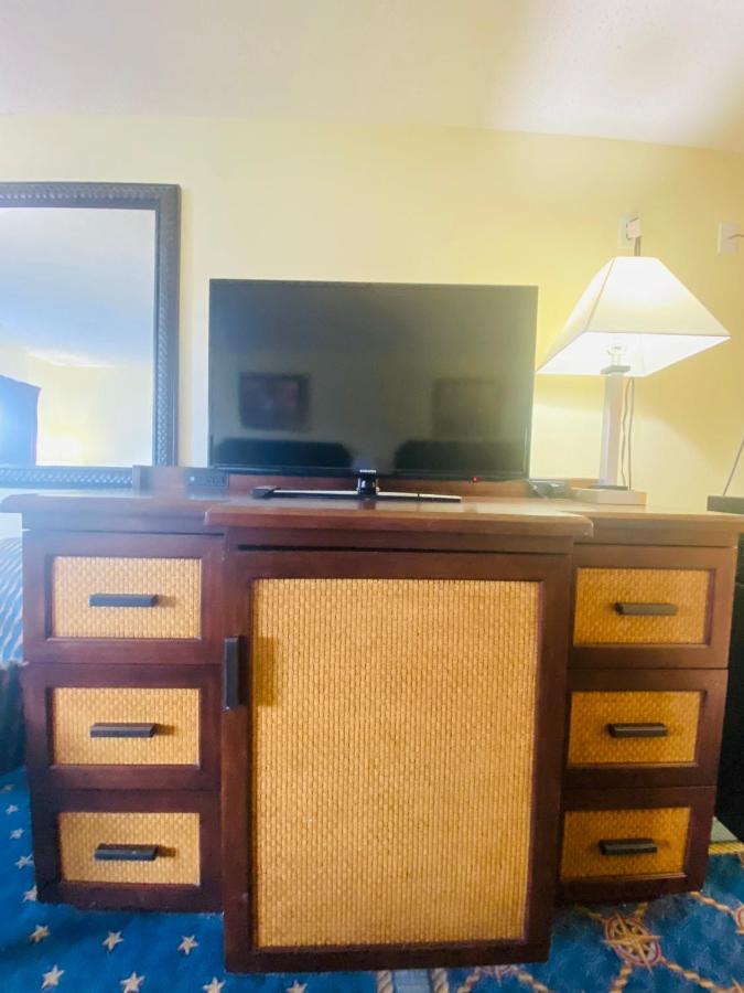 Maple Leaf Inn & Suites — photo 16