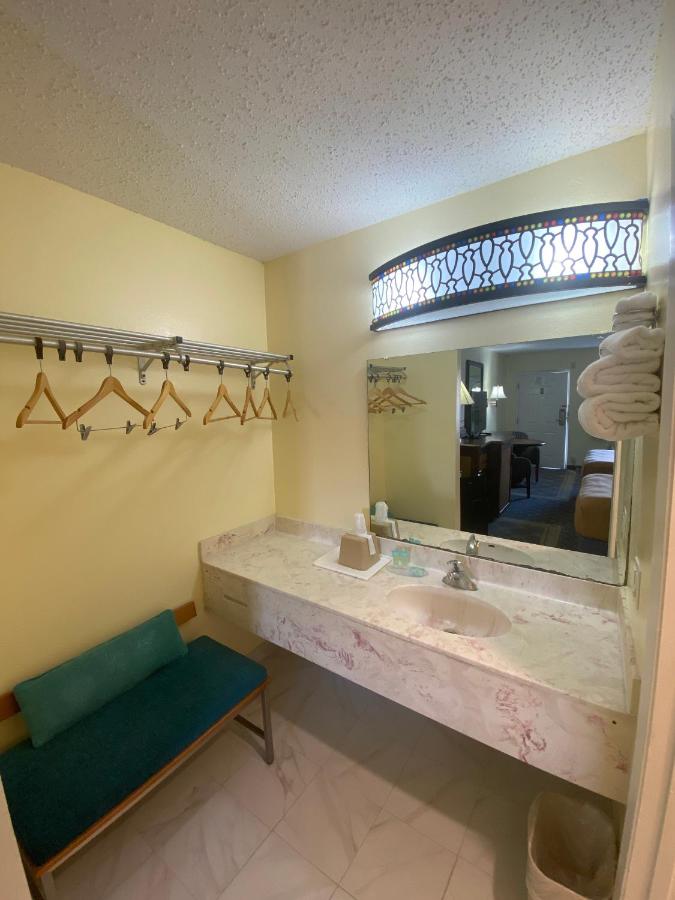 Maple Leaf Inn & Suites — photo 3