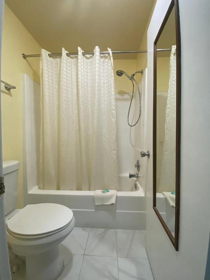 Maple Leaf Inn & Suites — photo 18