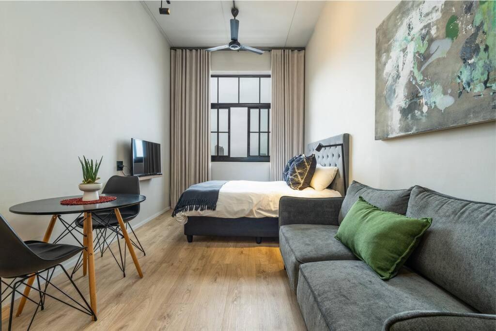 Modern Studio Apartment - CoWorking - City Views