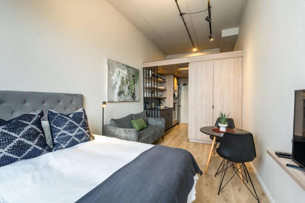 Modern Studio Apartment - CoWorking - City Views - 2