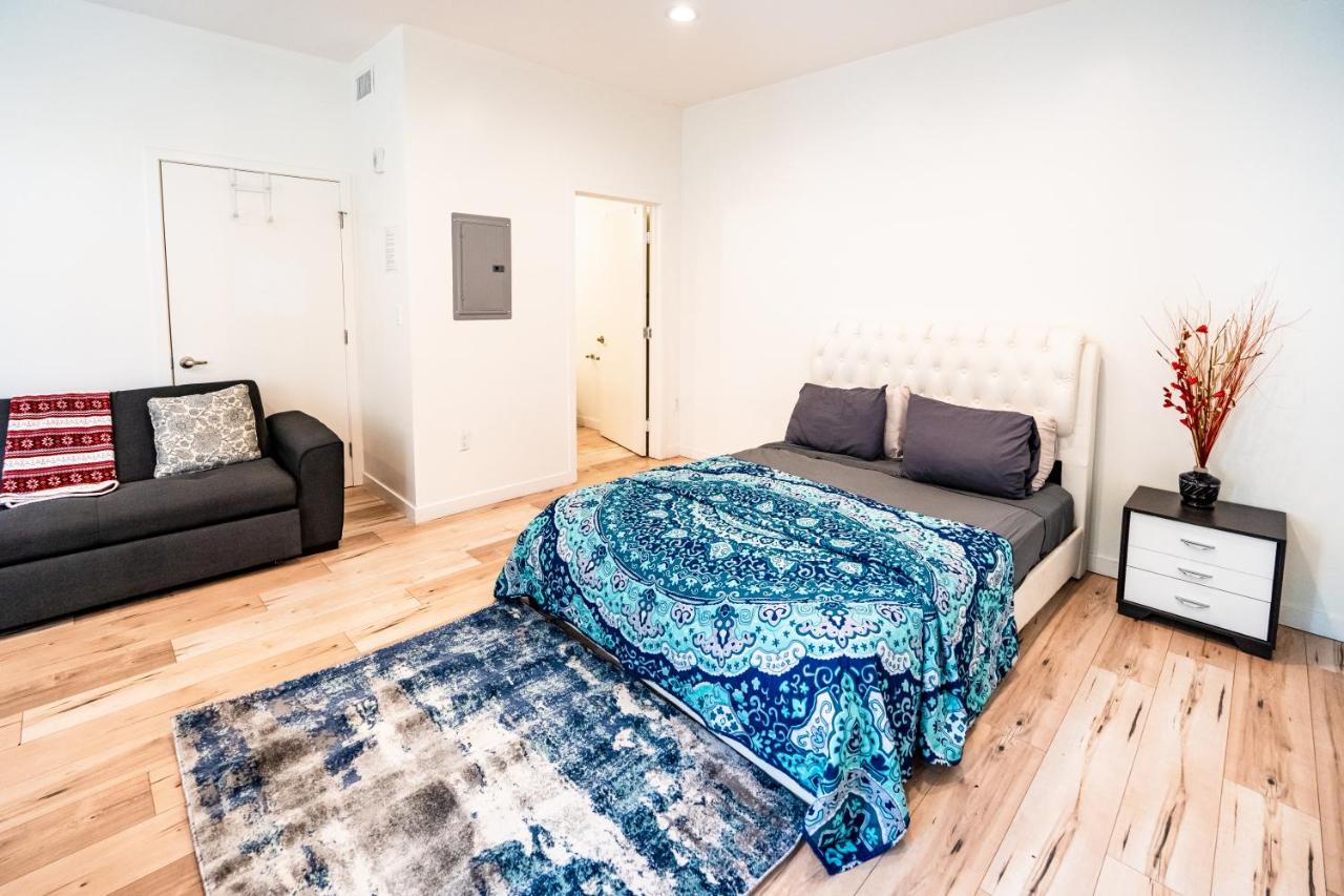 Modern 3 Bedroom 3 Level Loft in Hollywood Sleeps 10 Free Gated Parking Full Kitchen - 2