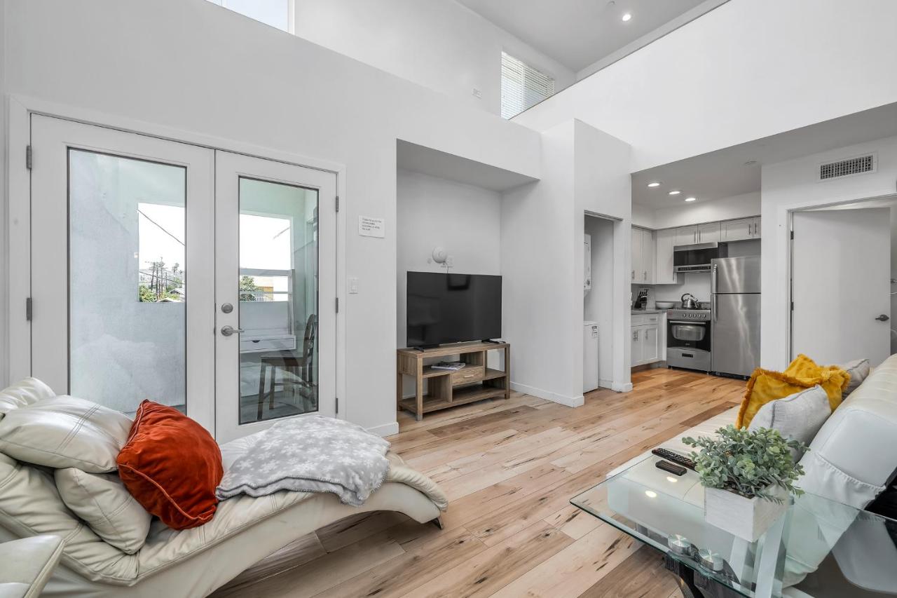 Chic 2 Bedroom 2 Bathroom 3 Level Loft Style Condo by Hollywood Free Gated Parking Full kitchen - 4