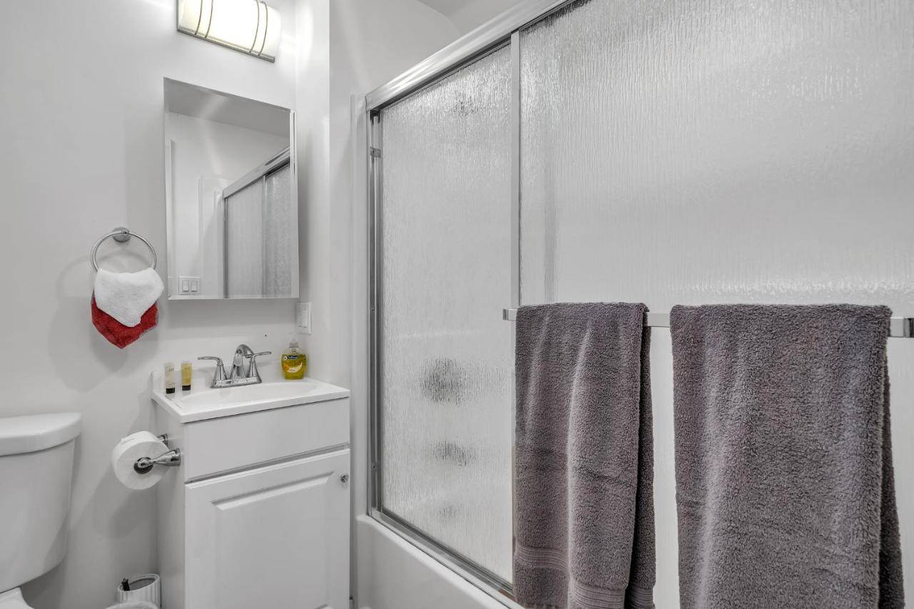 Chic 2 Bedroom 2 Bathroom 3 Level Loft Style Condo by Hollywood Free Gated Parking Full kitchen - 3