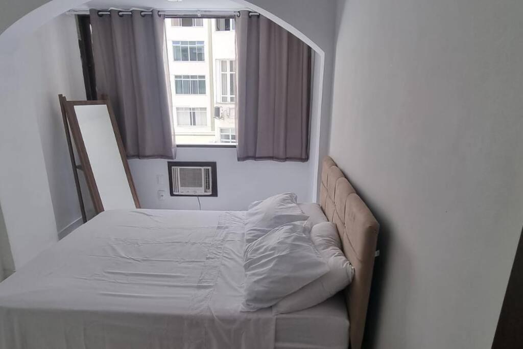 Quarto e sala a uma quadra da praia Copacabana posto 02 - 2