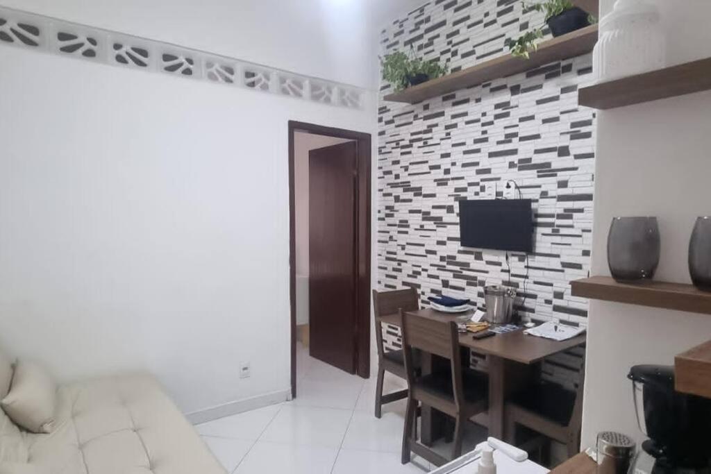 Quarto e sala a uma quadra da praia Copacabana posto 02 - 5