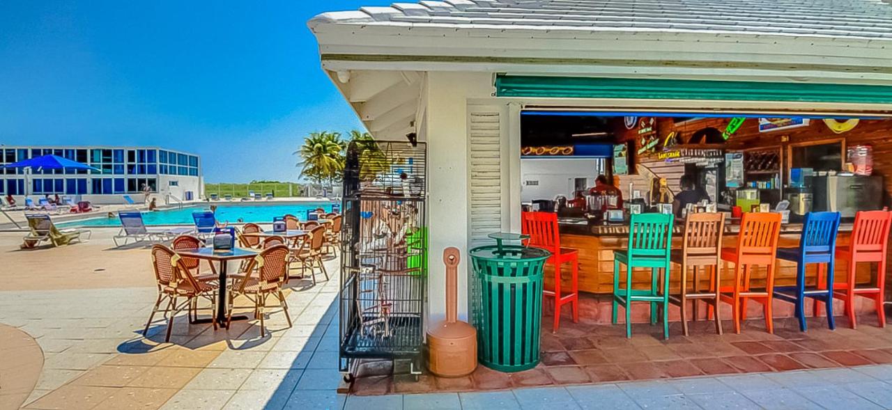 Castle 1205 Beachfront Studio with Free Parking, Beach Access, Pool, Tennis - 3