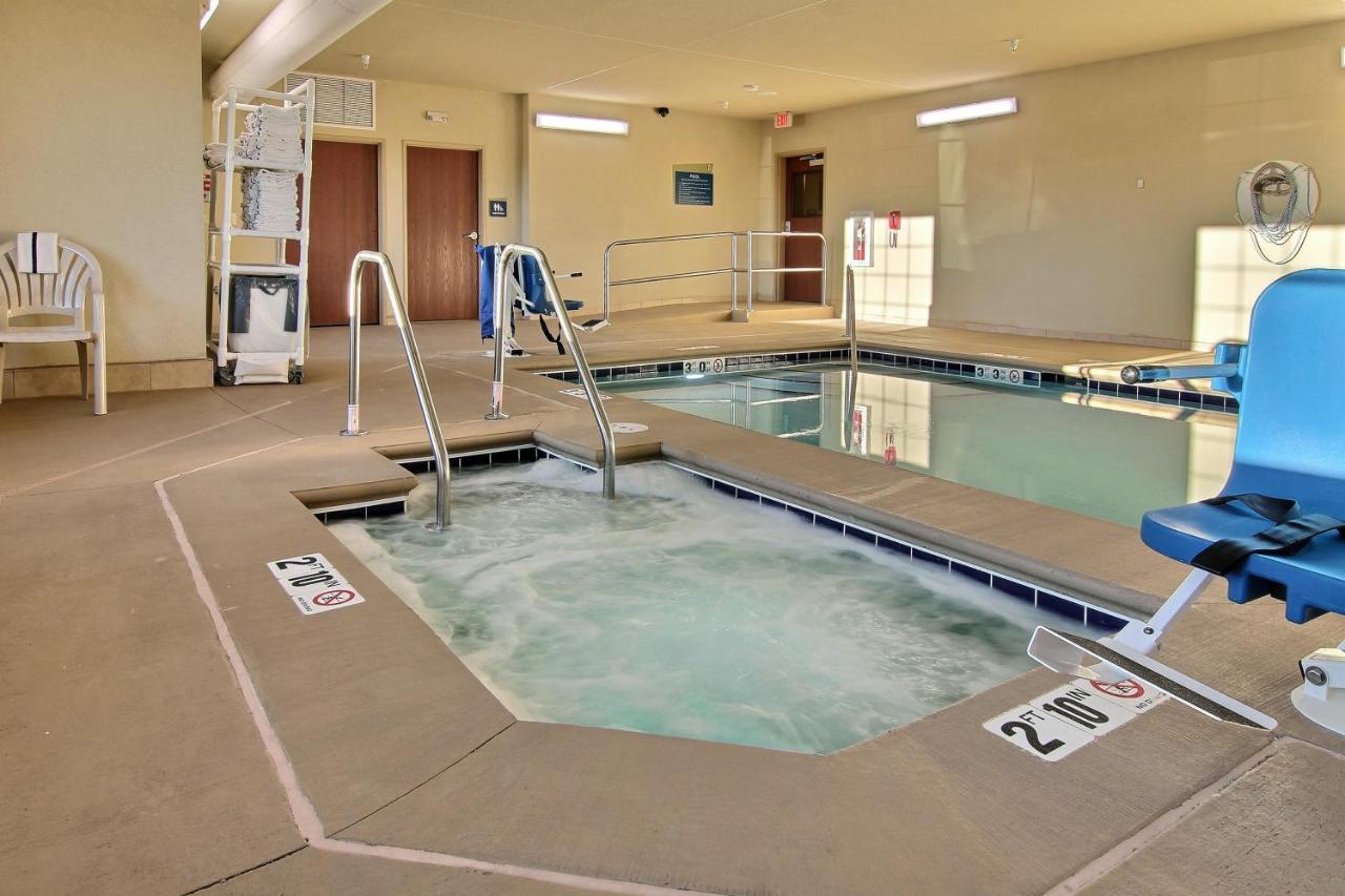 Heated swimming pool: Cobblestone Hotel & Suites - Beulah