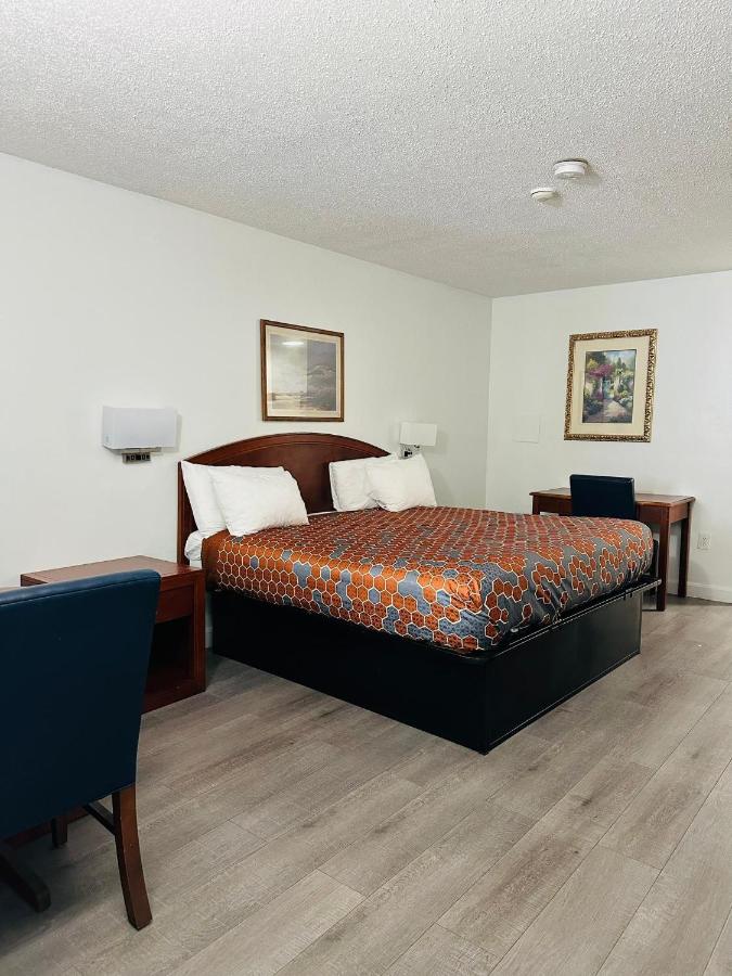 Hampton Motor Inn — photo 16