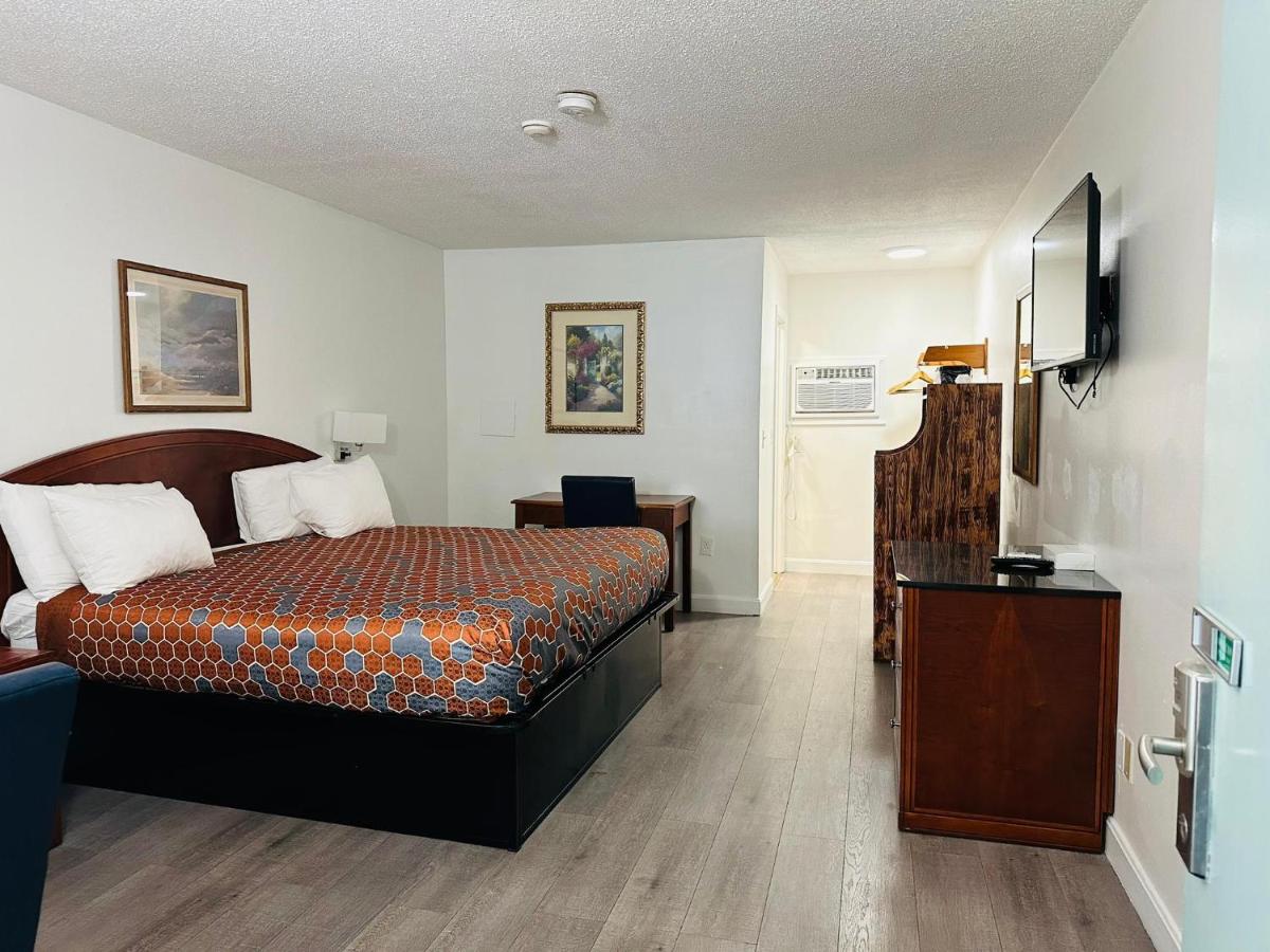 Hampton Motor Inn — photo 12