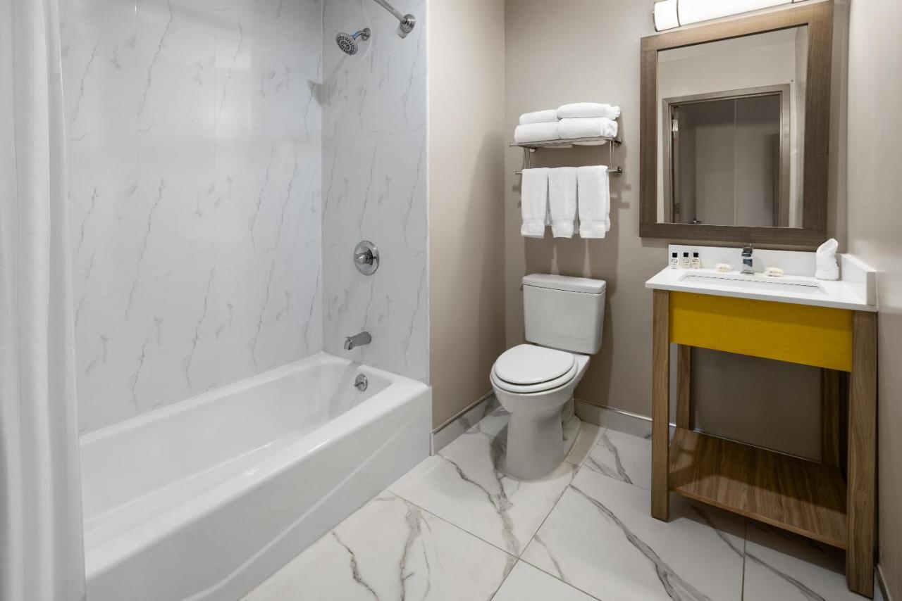 Days Inn by Wyndham Staten Island - 3