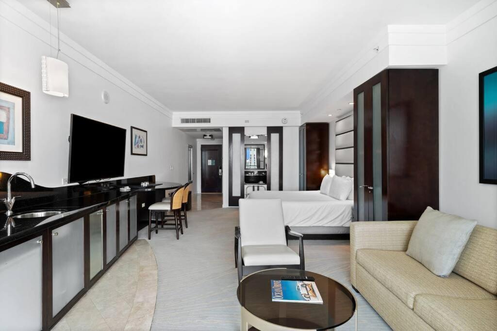 FountaineBleau Resort, Balcony with Ocean & Pool View - 2