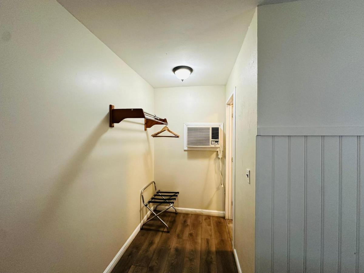 Hampton Motor Inn — photo 22
