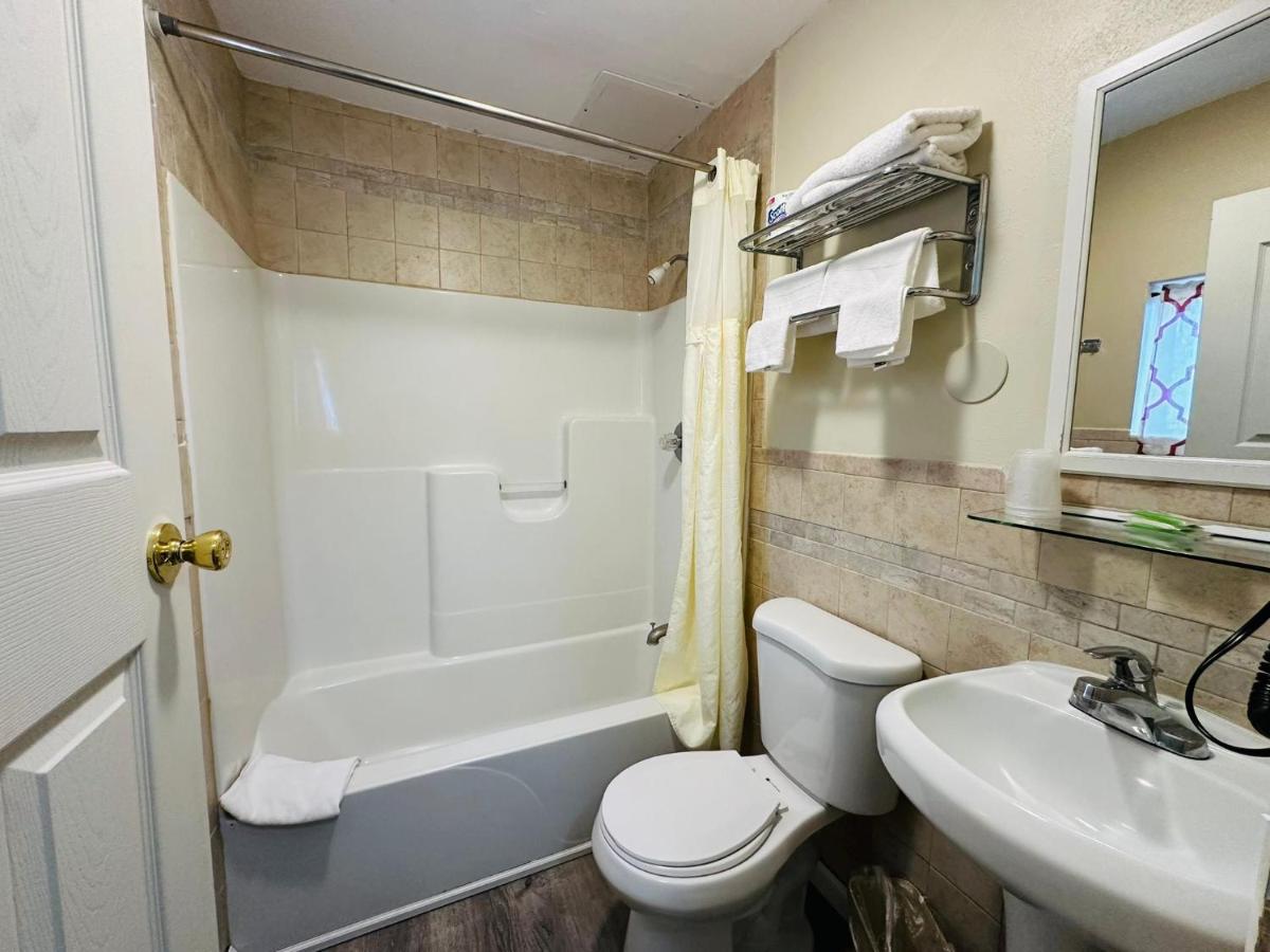Hampton Motor Inn — photo 19