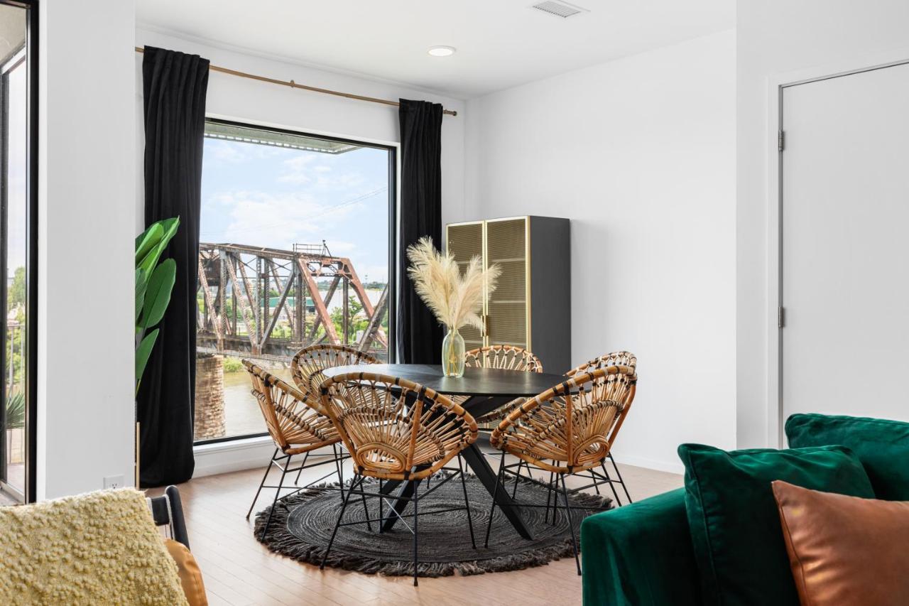 River View High-End Condo with Private Patio and FREE Parking - 4