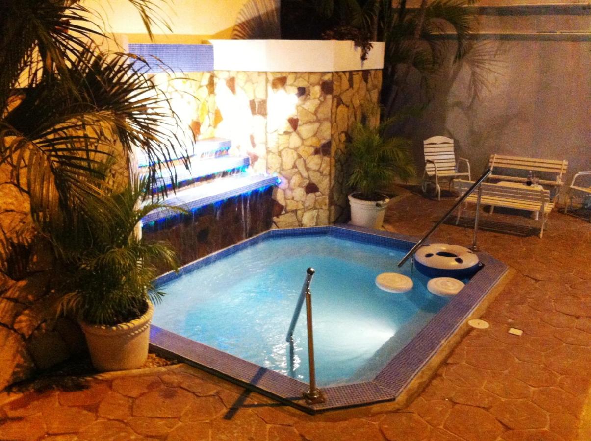 Heated swimming pool: Hotel Caribe
