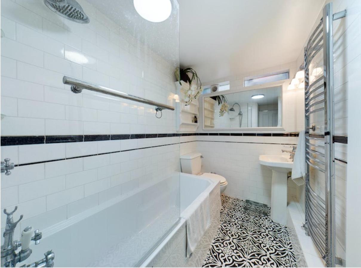 The Clapham 2-Bedroom Flat with Private Patio - 3