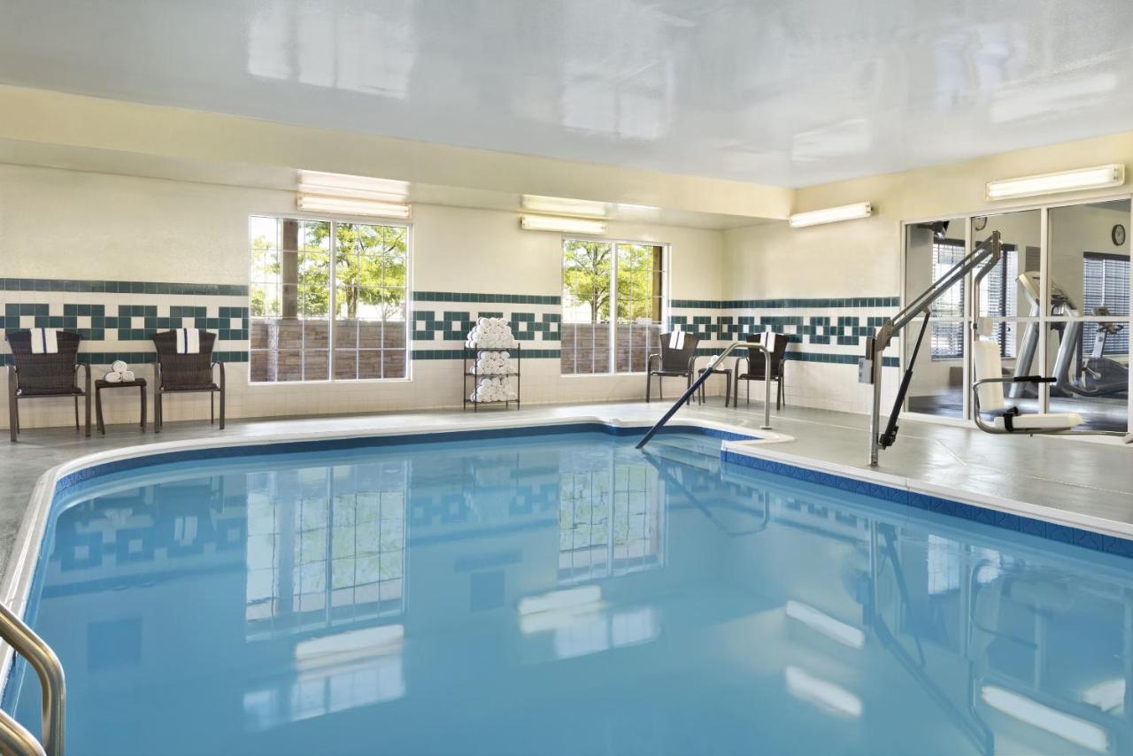 Heated swimming pool: Country Inn & Suites by Radisson, Romeoville, IL