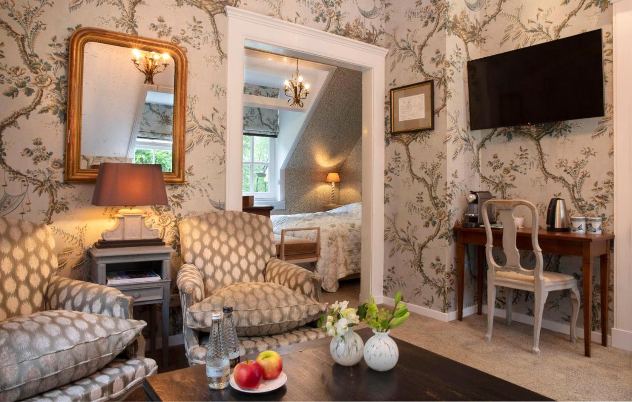 Een TV en/of entertainmentcenter bij Relais & Chateaux Hotel Landgoed Het Roode Koper 