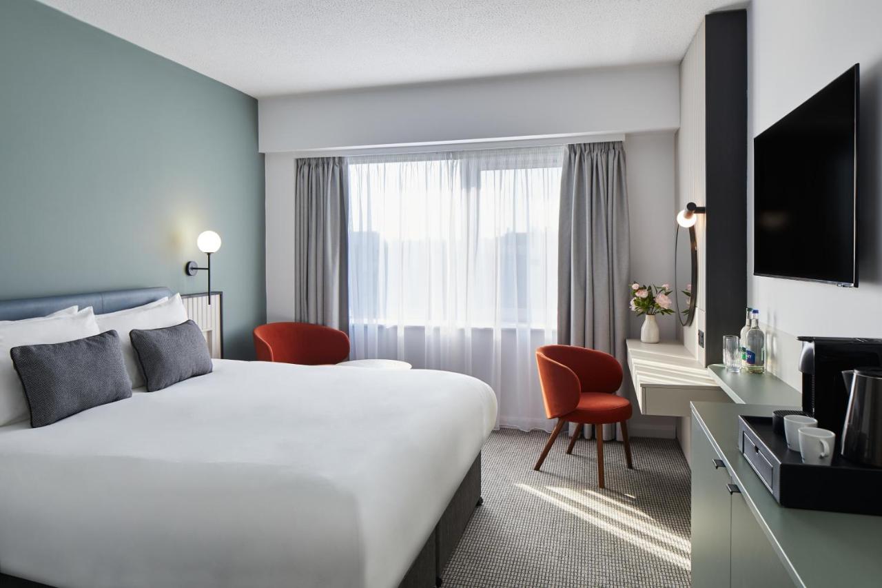 Een bed of bedden in een kamer bij Leonardo Hotel Dublin Parnell Street
