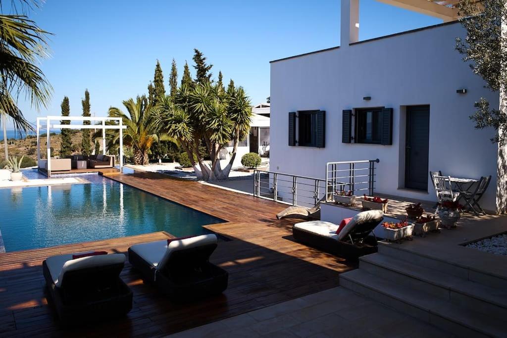 Maisonnette Koukounaries piscine et vue mer