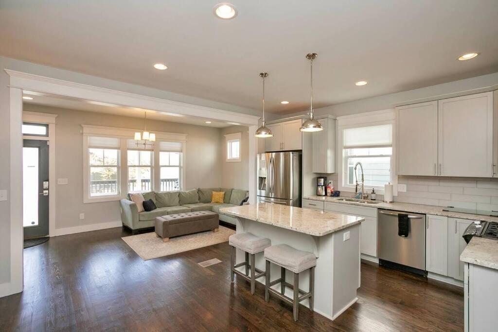 City Views, Under 2mi Broadway, Gated Parking - 3