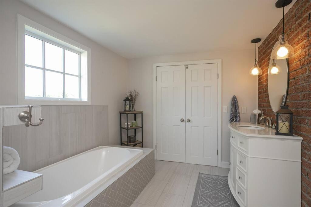 Golf Views, Porch Vibes, 3mi to Broadway! - 3