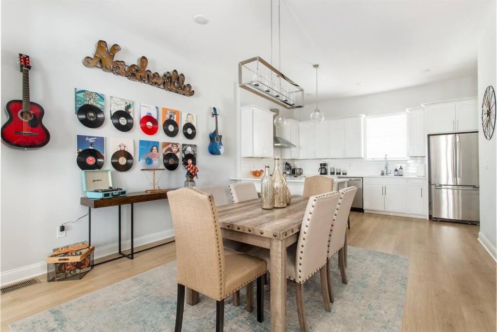 All rooms with En-Suite Bath, TV & Blackout Shades - 4