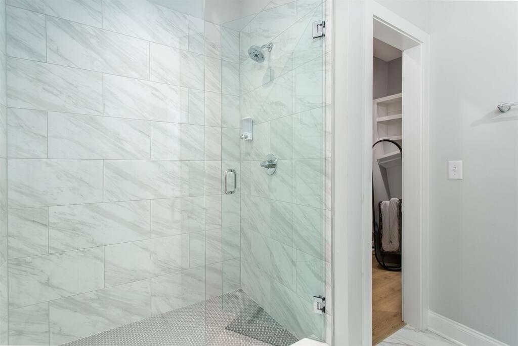 All rooms with En-Suite Bath, TV & Blackout Shades - 3