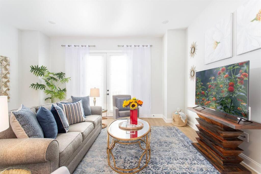 All rooms with En-Suite Bath, TV & Blackout Shades - 5