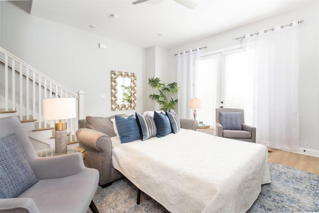 All rooms with En-Suite Bath, TV & Blackout Shades - 2