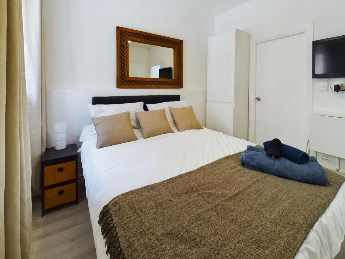 Hidden Gem Hideaway Retreat in Central Town Area with AC