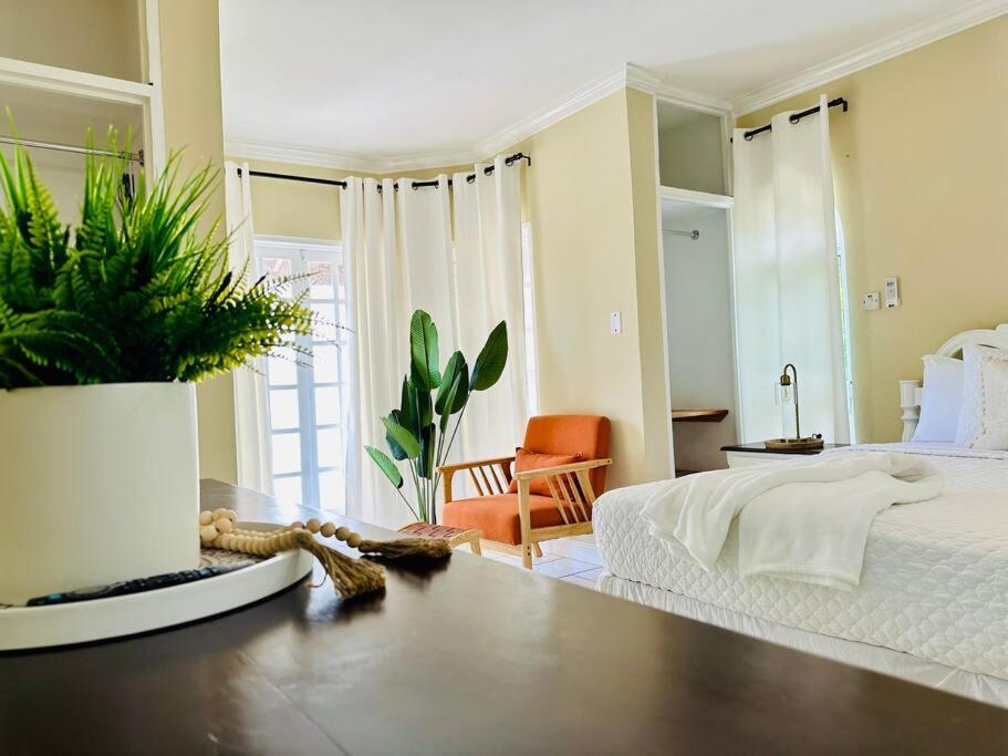 Falcon IslandView - Airport Pickup Available - 24Security