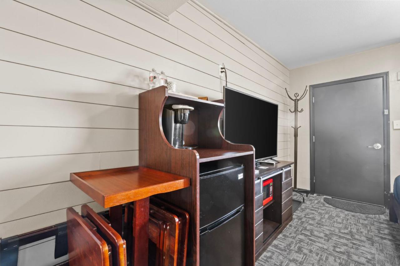 Lost Trail Resort - Riverside Rooms - Near Hot Pools — photo 14