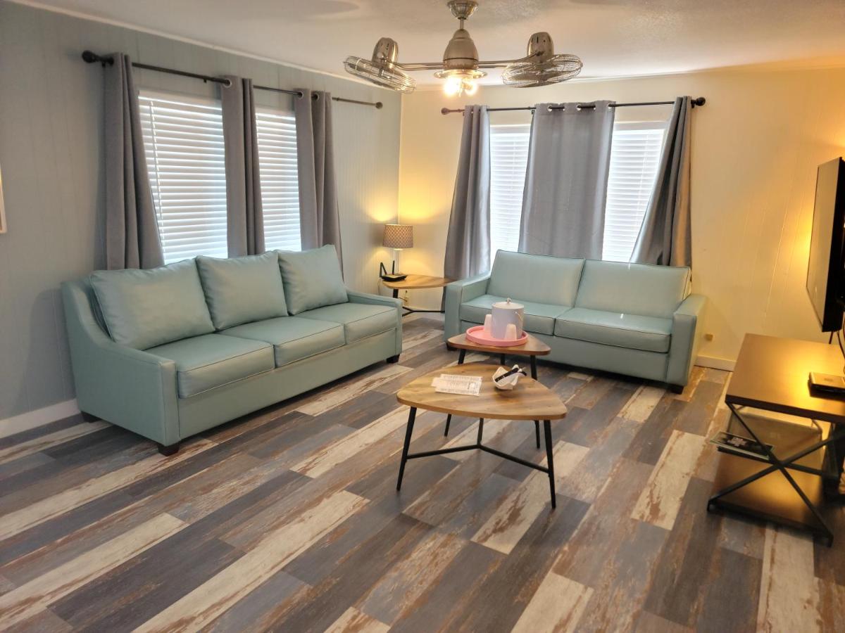 Upper Deck Hotel and Bar - Adults Only — photo 17