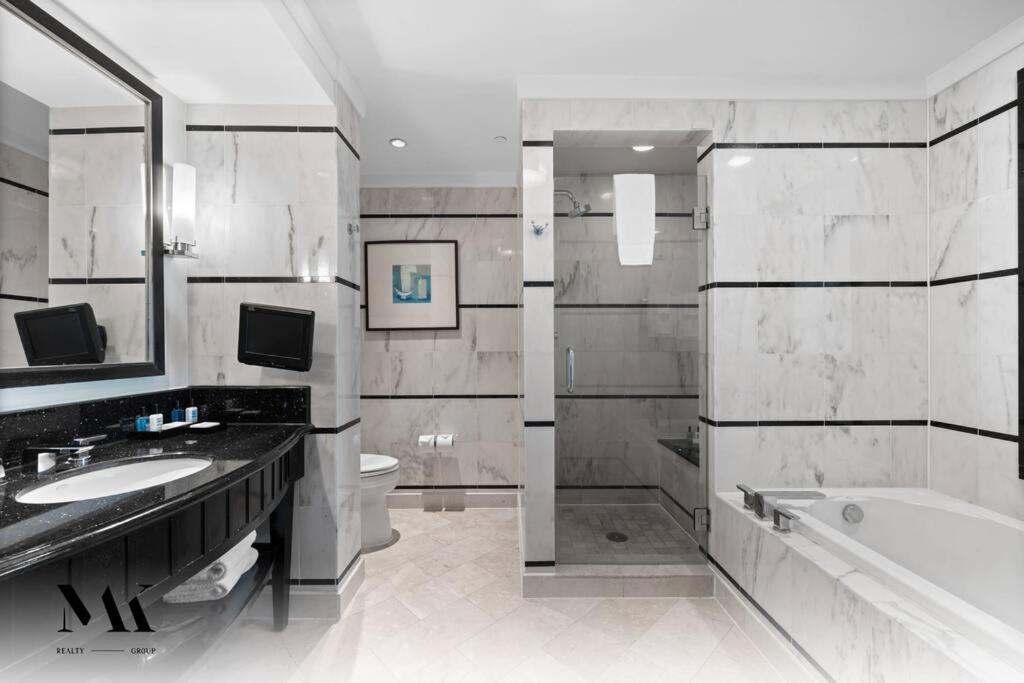 FontaineBleau, Balcony w Ocean plus Bay and City View - 4