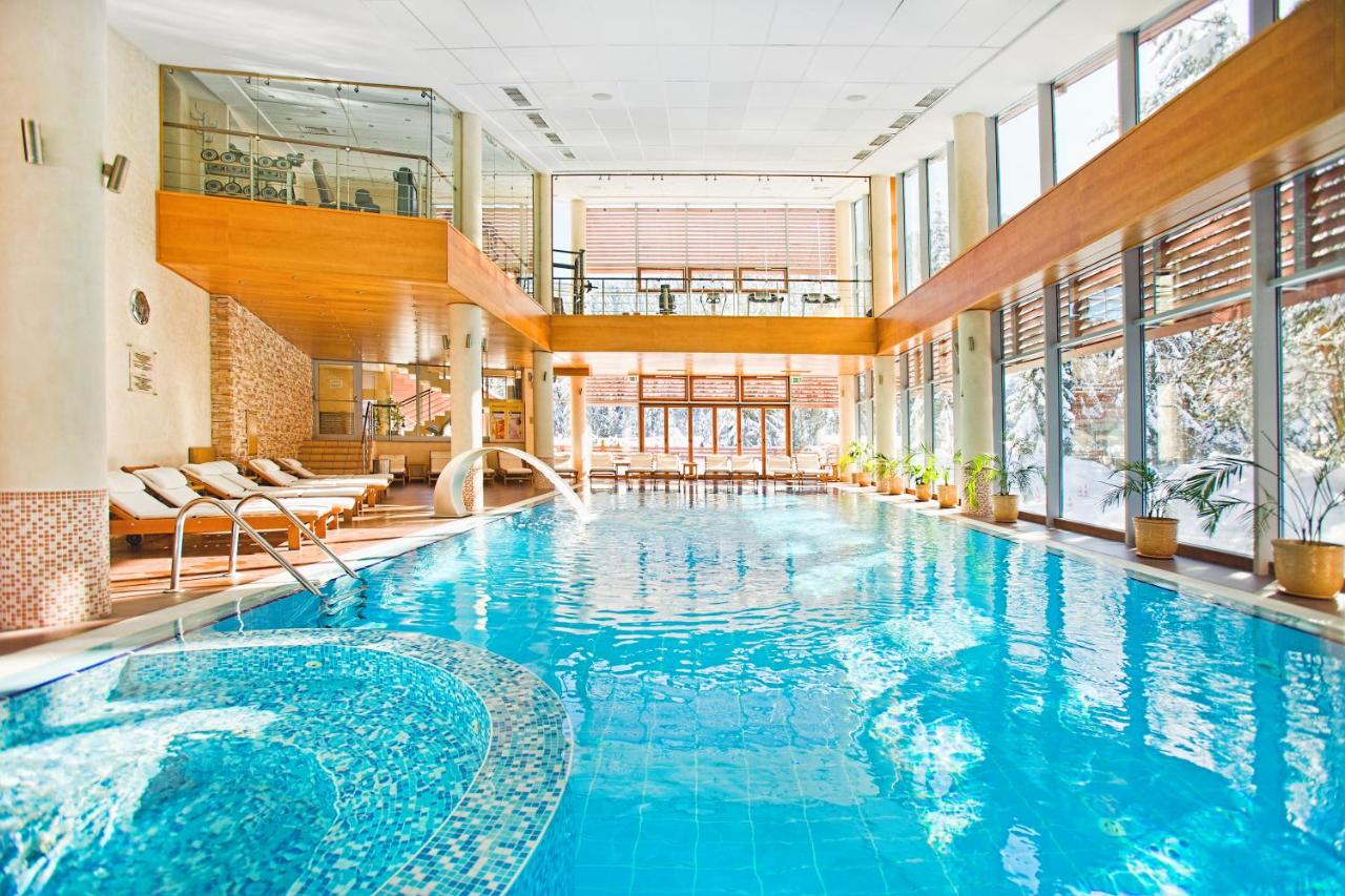 Heated swimming pool: Hotel Yastrebets Wellness & Spa