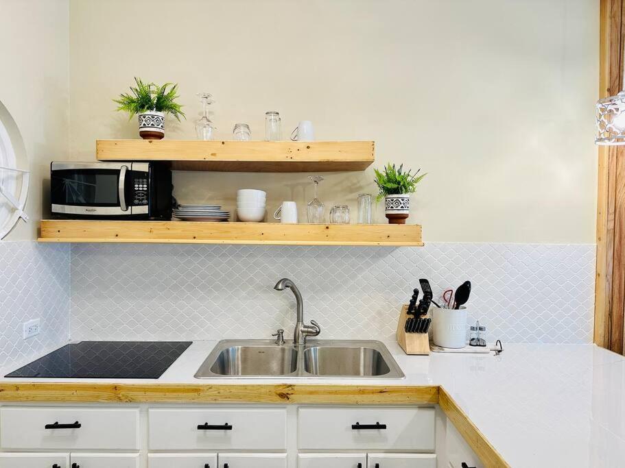 Falcon Sunset 2br- Airport Transport Available -Security-Gated - 2