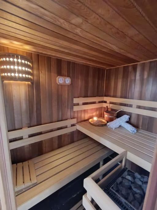 Een bed of bedden in een kamer bij Waterval Wellness-suite met Sauna!
