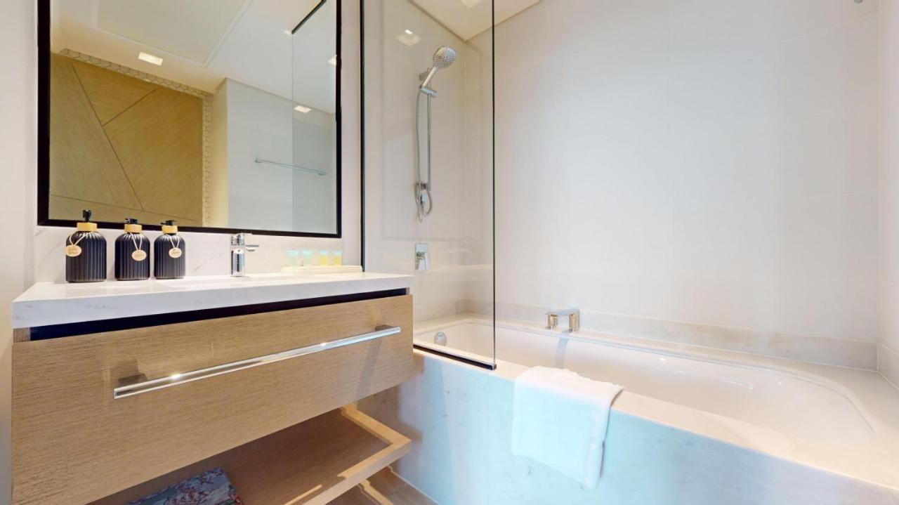 Vacationer Holiday Homes I Chic Two Bed with Creek Views I Palace Residences - 3