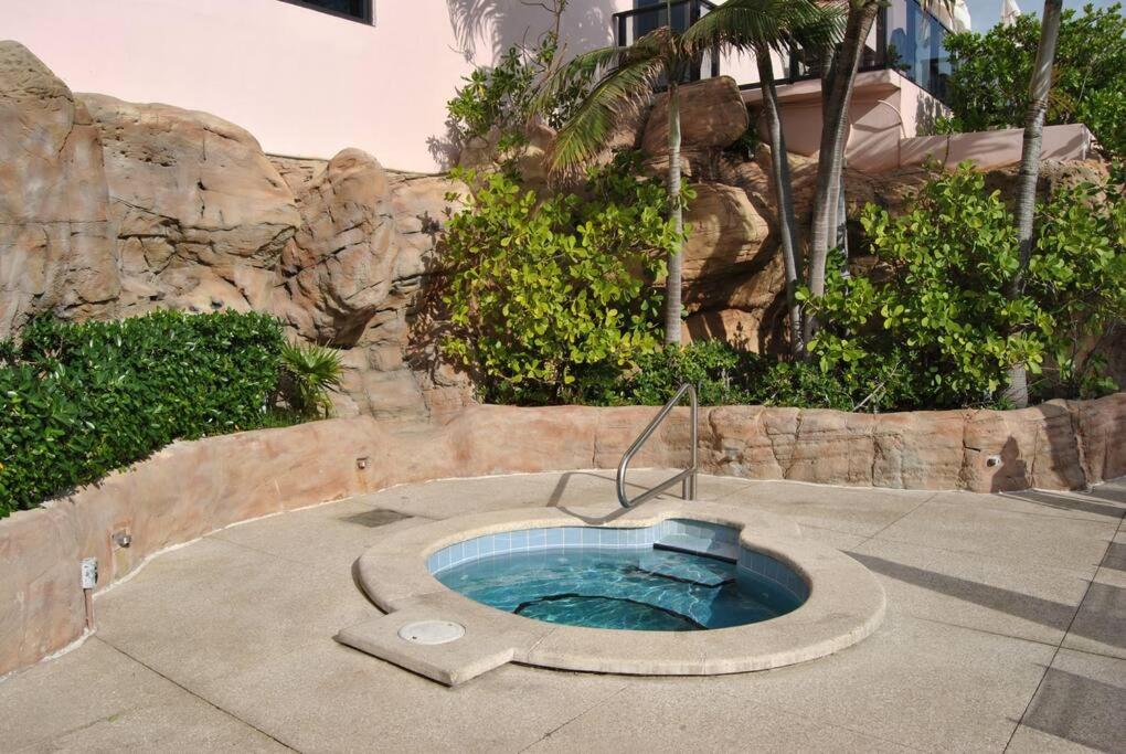 Ocean front 2 Bedroom and 2 Bathroom apartment at The Alexander Resort - 4