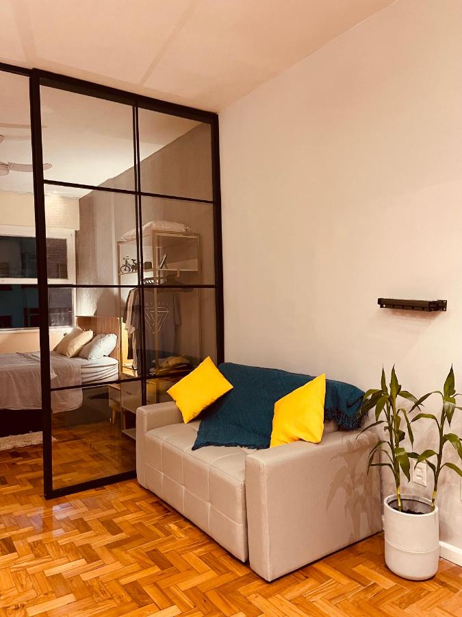 Quadra praia! Loft industrial requintado NOVO para 4 pessoas vizinho COPACABANA PALACE!