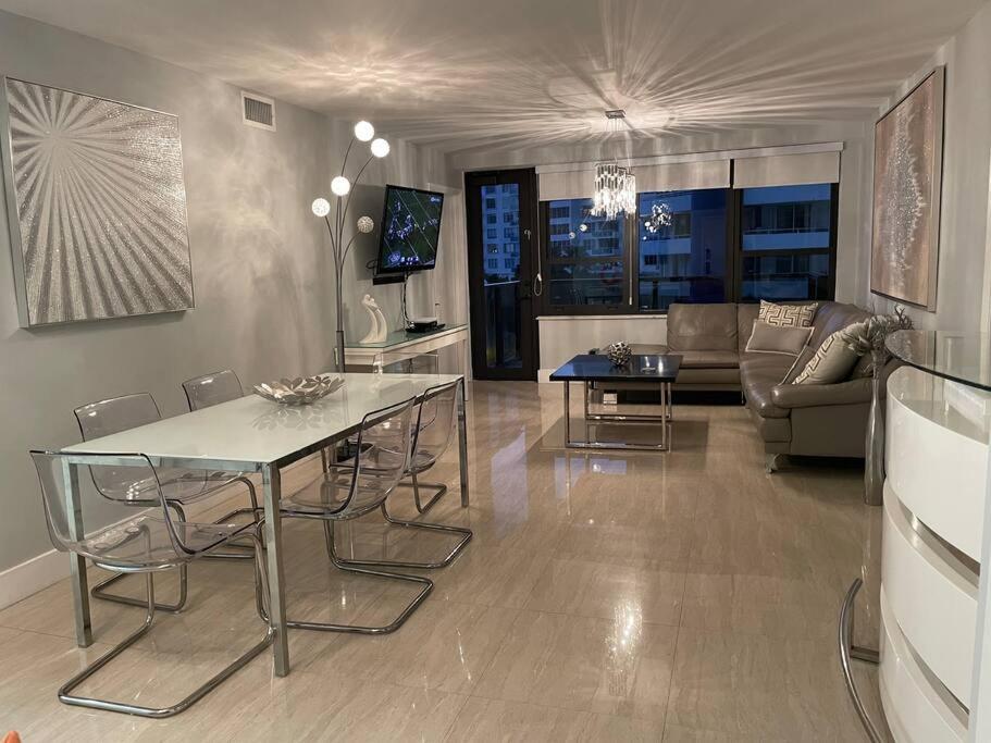 Beach Front Resort - 2 Bedroom, 2 bathrooms, Sleeps 6, 2 Pools- at The Alexander - 5