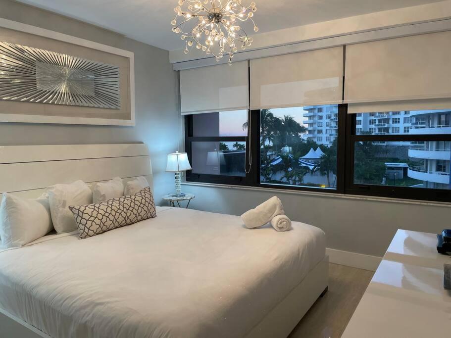 Beach Front Resort - 2 Bedroom, 2 bathrooms, Sleeps 6, 2 Pools- at The Alexander - 2