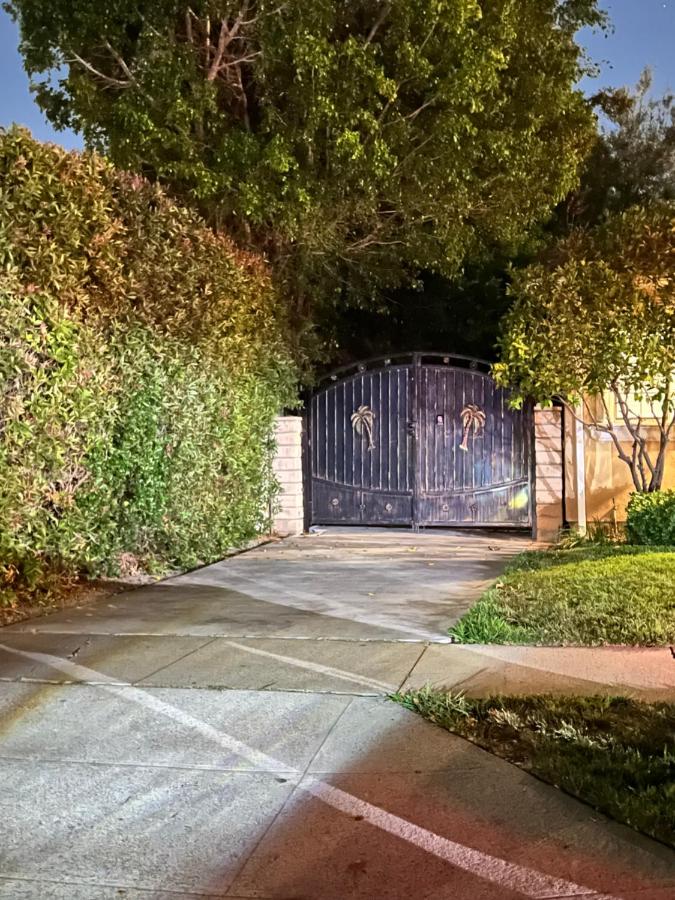 An Amazing comfortable home front middle unit 1q bed and other room with sofa - 5