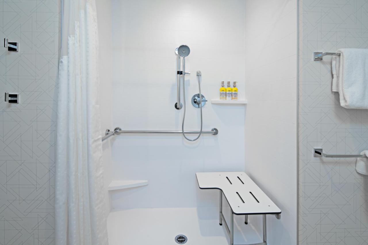 International Hotel and Suites — photo 3